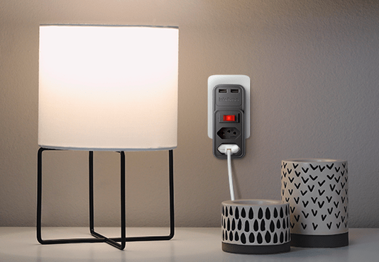 Adaptador De Tomada Intelbras, Preto, 2 Tomadas E 2 Usb - Eac 202